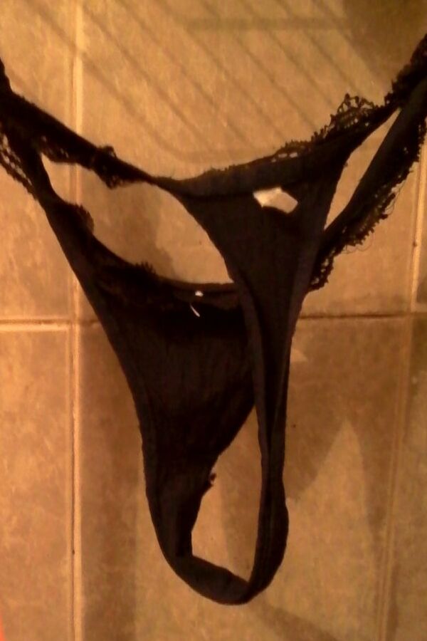 La tanga negra de mi esposa. - My wife&;s black thong.