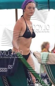 Carmen Consoli in bikini a Forte dei Marmi