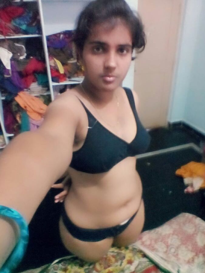 Desi hot girl shows her pussy