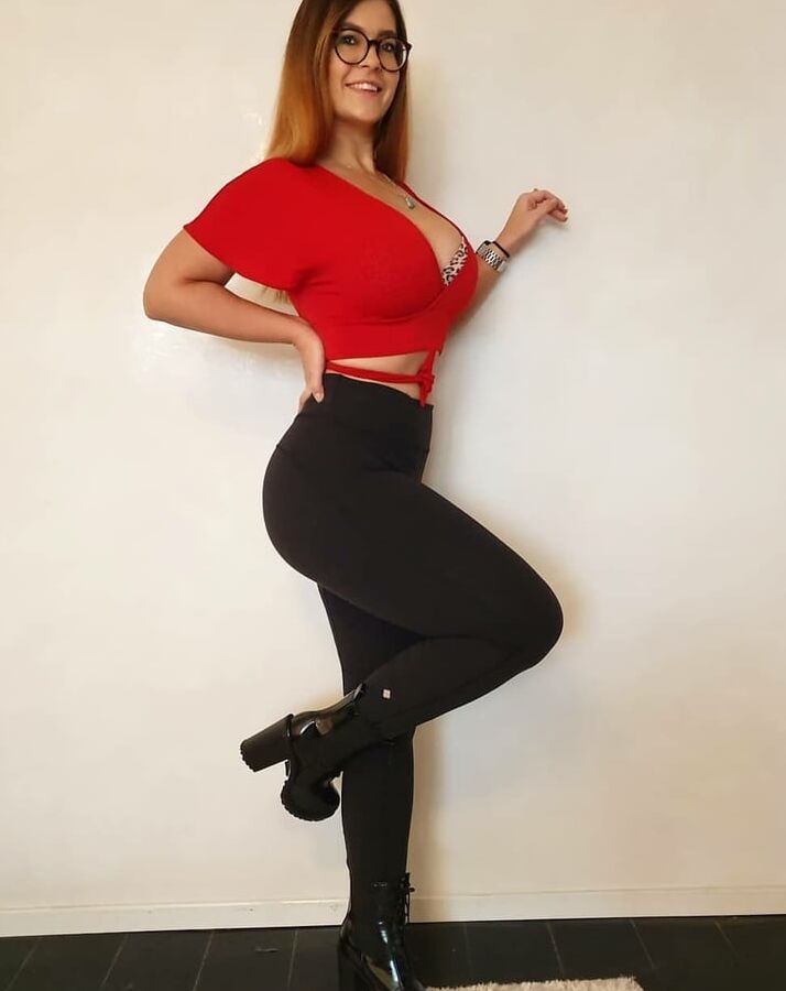 BUSTY STUNNING Instagram BaBe