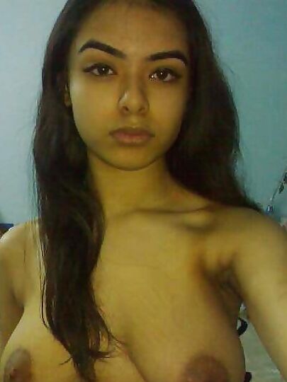 Bonita morena con tetotas