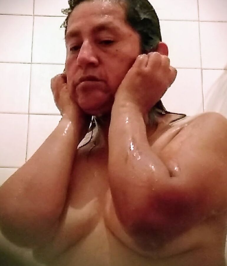 Mature un the shower