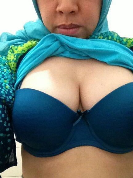 Tudung Melayu Exhibitionist