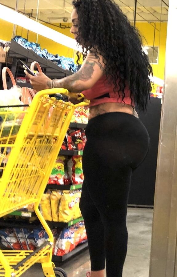 Black whore showing her ass
