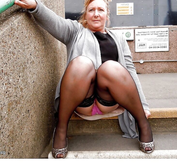 Mature seat down. Upskirt