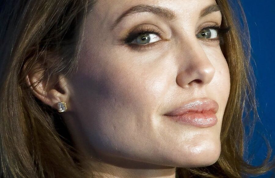 Angelina Jolie Sexy Pics