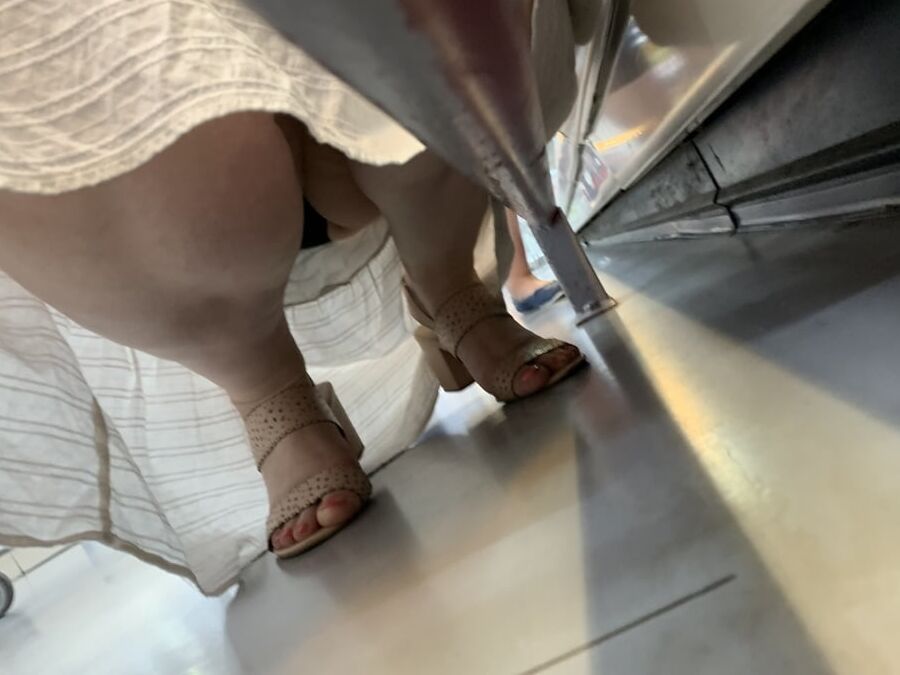Mature seat down. Upskirt