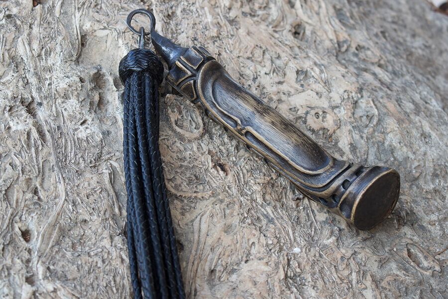 Gavial. -tail leather braided flogger.