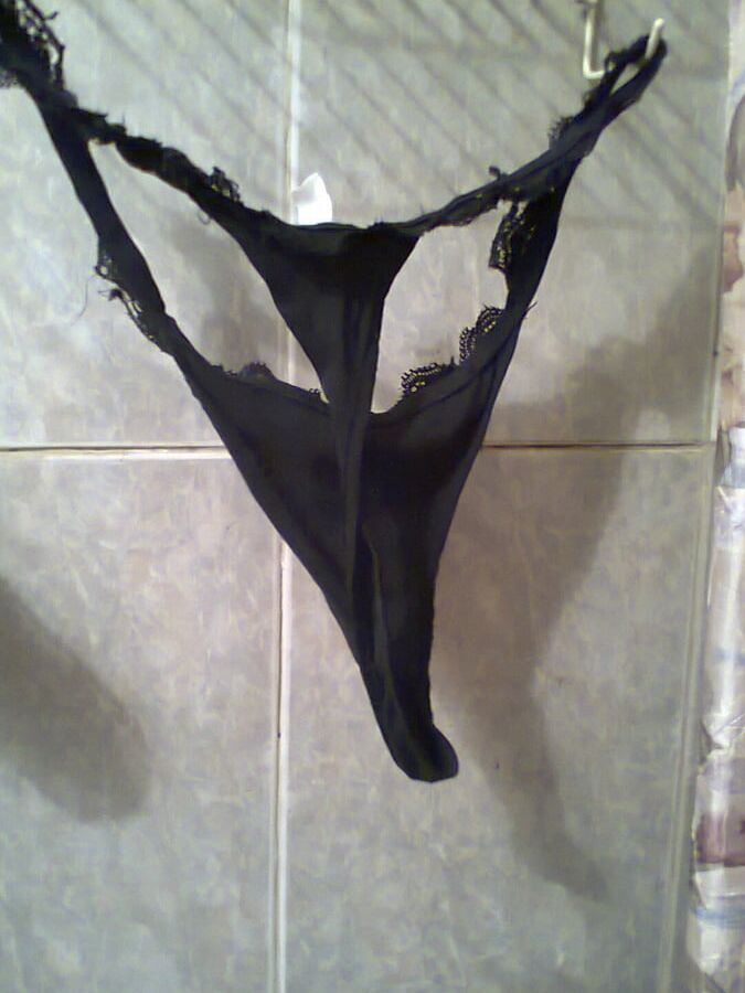 La tanga negra de mi esposa. - My wife&;s black thong.