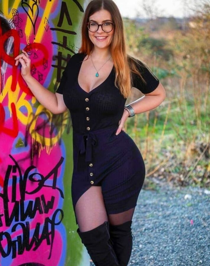 BUSTY STUNNING Instagram BaBe