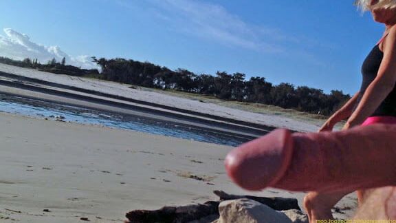 Beach CFNM to be Jealous of