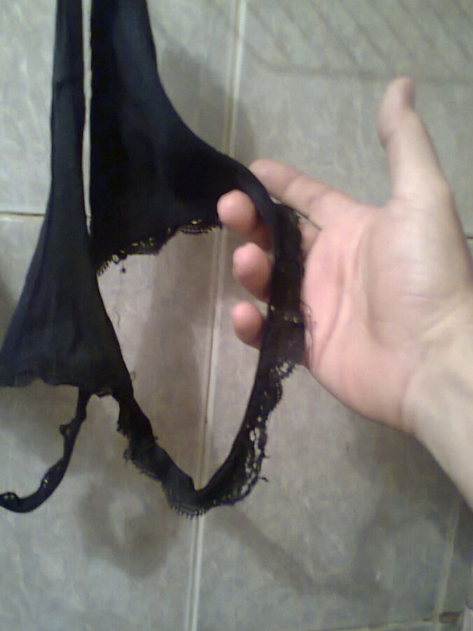La tanga negra de mi esposa. - My wife&;s black thong.
