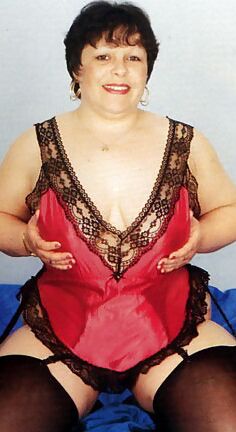 Mature fat woman posing on the bed