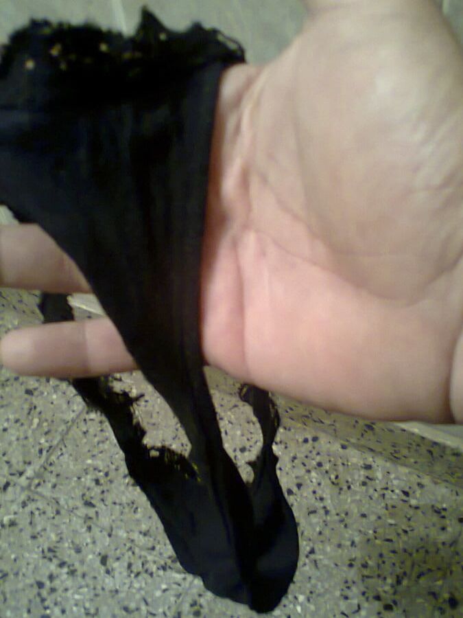 La tanga negra de mi esposa. - My wife&;s black thong.