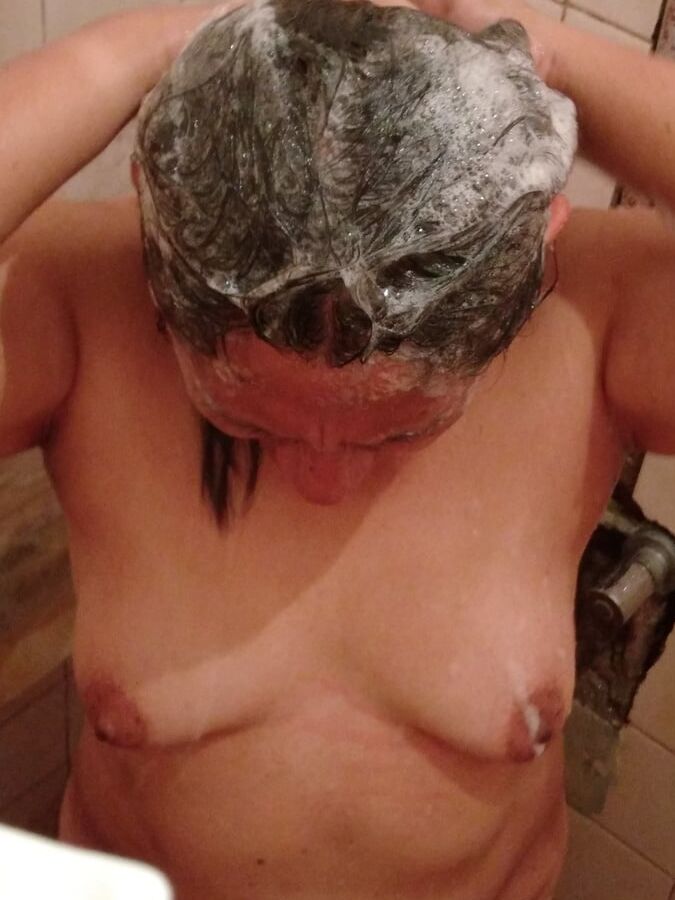 Mature un the shower