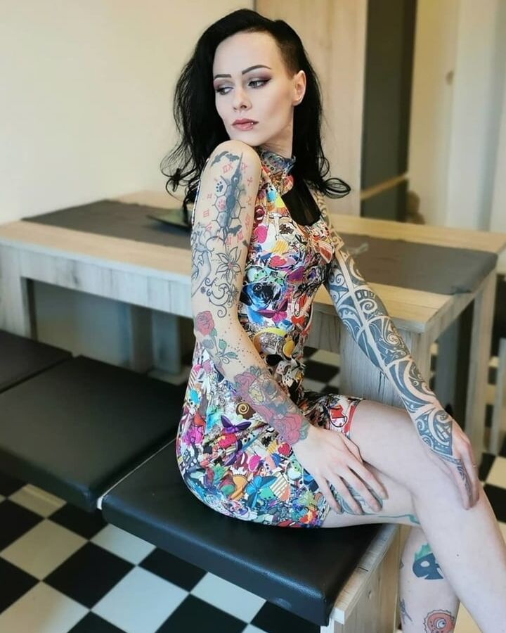 Hot tattooed babe
