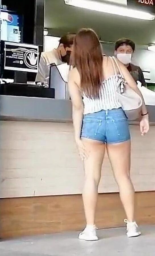 NALGONA CASADA EN SHORT PLAZA FORUM