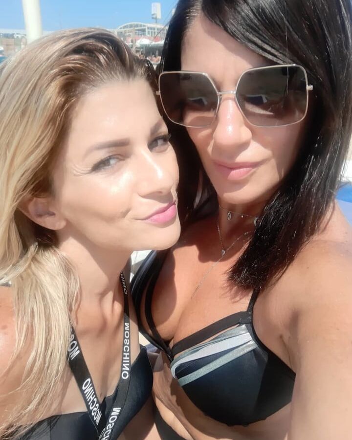 Sexy dark haired milf for comments and cumtribute