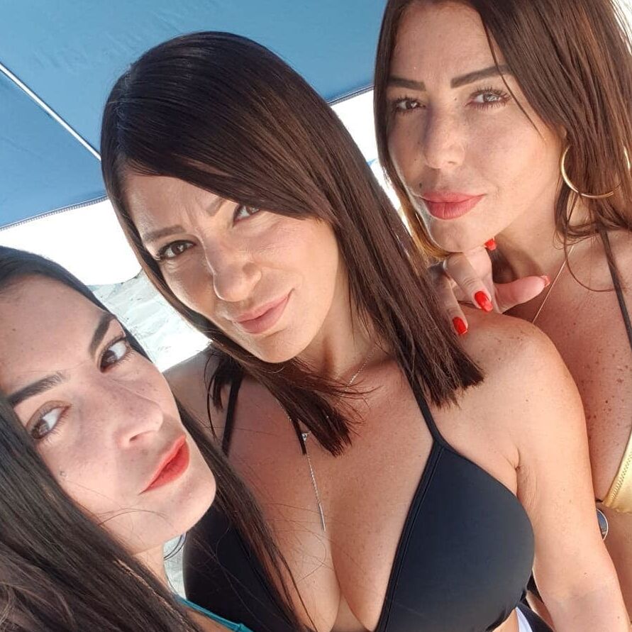 Sexy dark haired milf for comments and cumtribute
