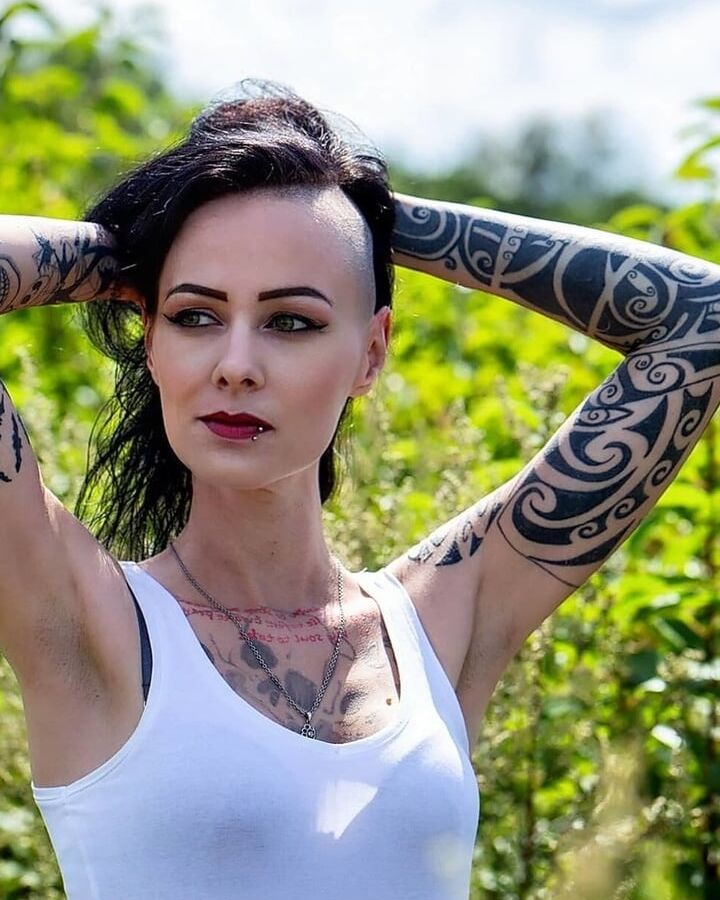 Hot tattooed babe