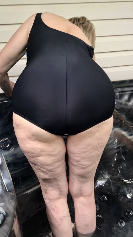 Sexy matures in swimsuits