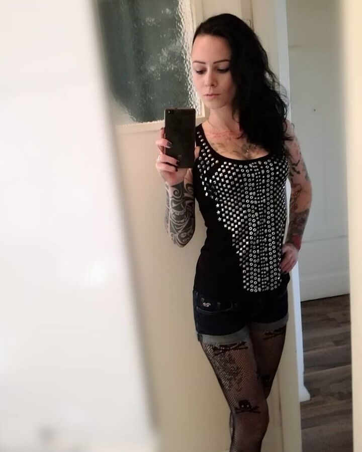Hot tattooed babe