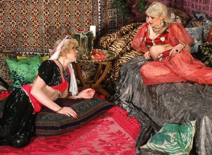 Harem fun with two naughty Blondes