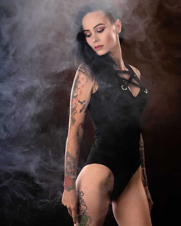 Hot tattooed babe