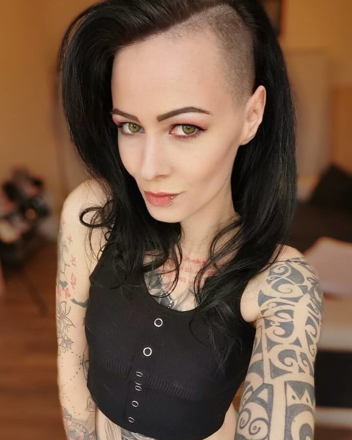 Hot tattooed babe
