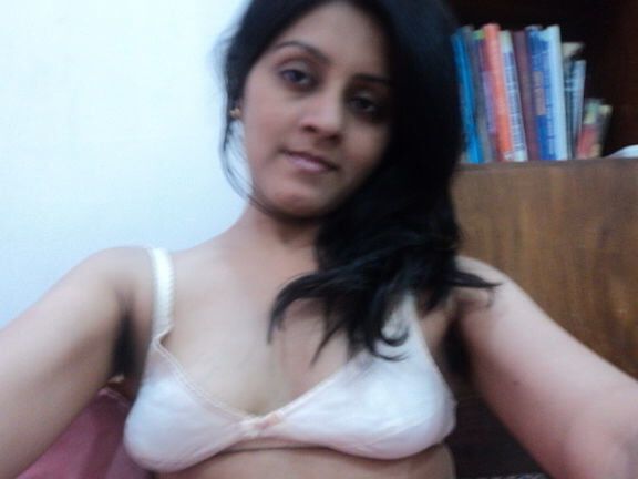 Desi Pakistan wife Aarthi pics shared with ex-bf