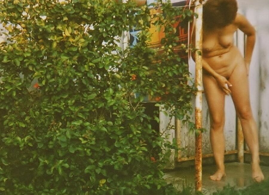 Bathe outdoors and indoors .