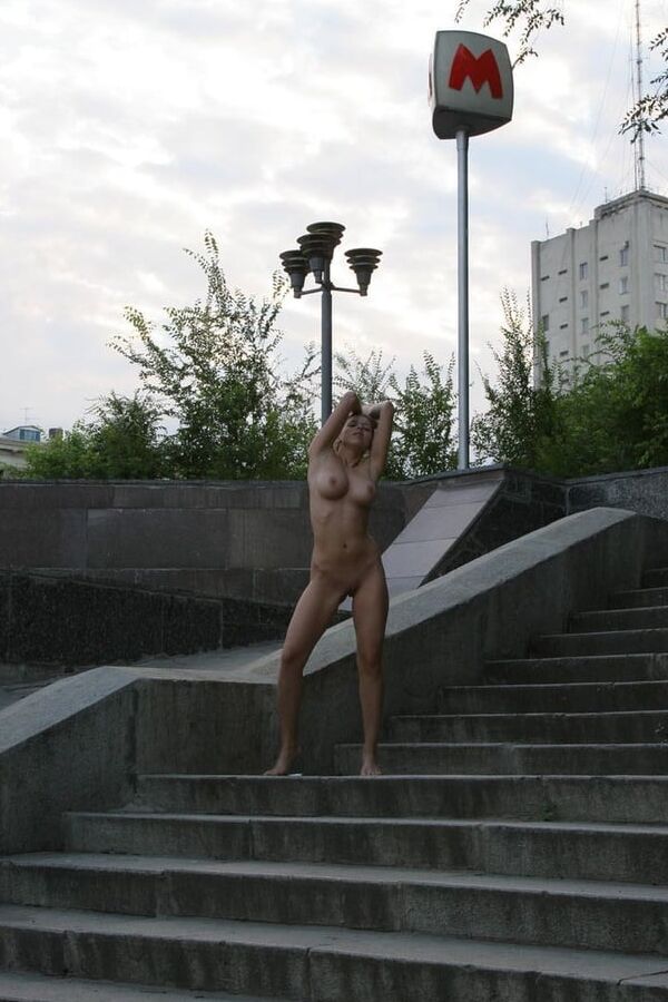 Amateur privée aux gros seins nue dans la rue