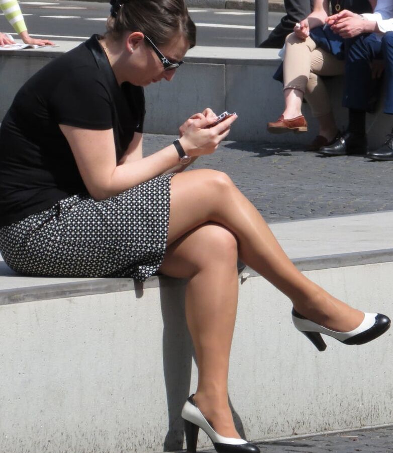 Sexy MILFs and GILFs Wearing Tights