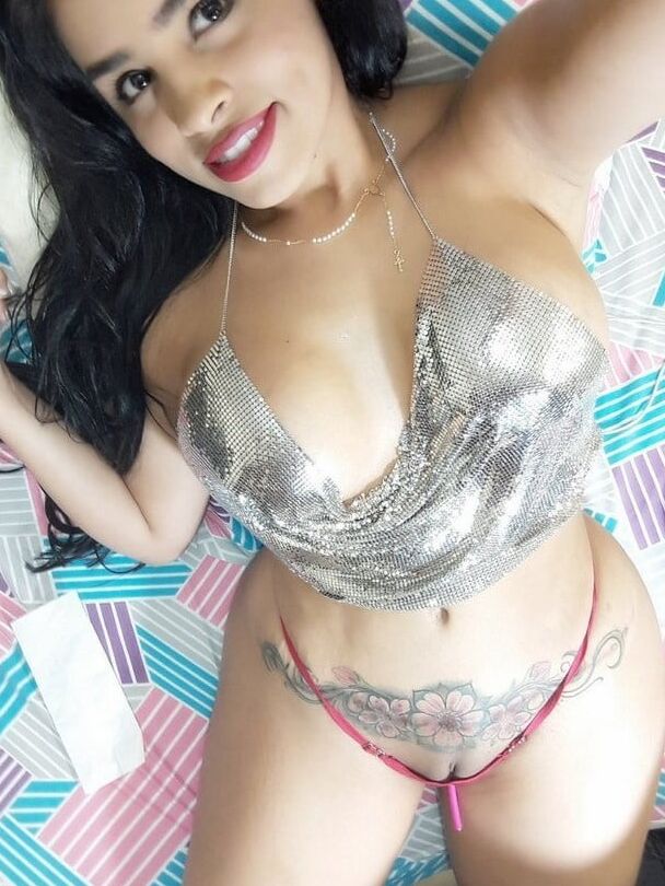 SDRUWS - BRAZILIAN SLUT BRUNETTE NUDE SELFIES