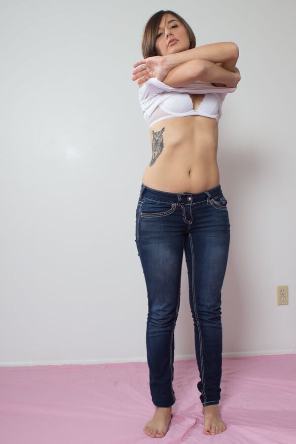 Slim Latina Alexis Cutie