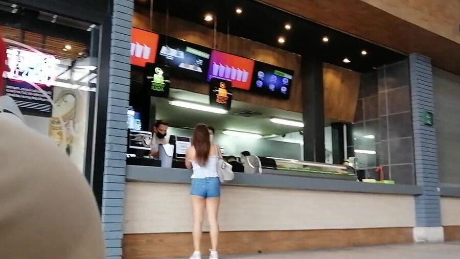 NALGONA CASADA EN SHORT PLAZA FORUM