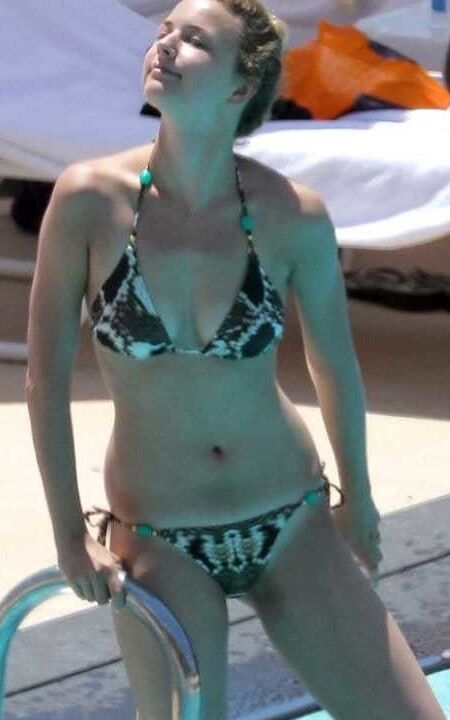 Emily vancamp hot