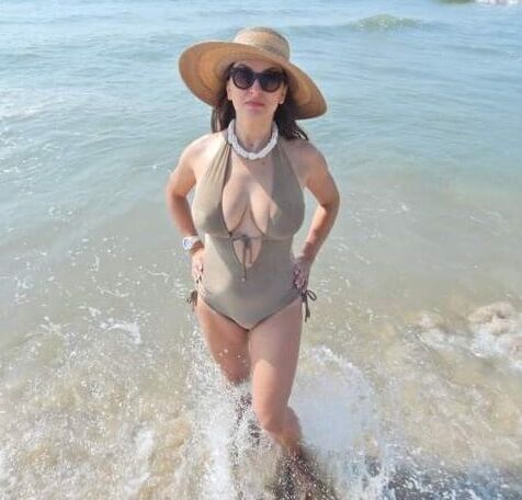 Sexy matures in swimsuits
