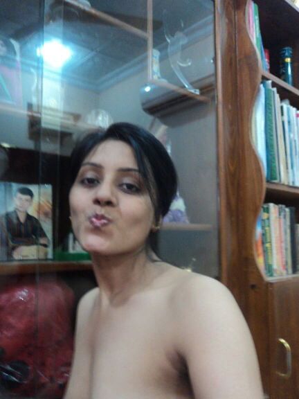 Desi Pakistan wife Aarthi pics shared with ex-bf