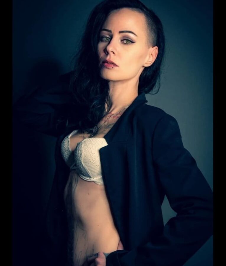 Hot tattooed babe