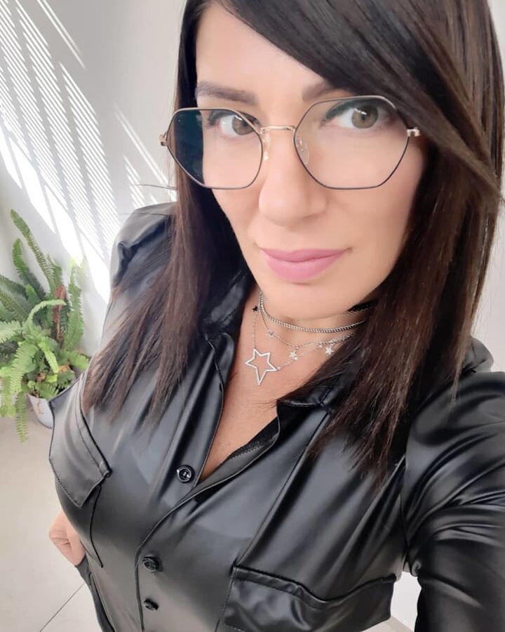Sexy dark haired milf for comments and cumtribute