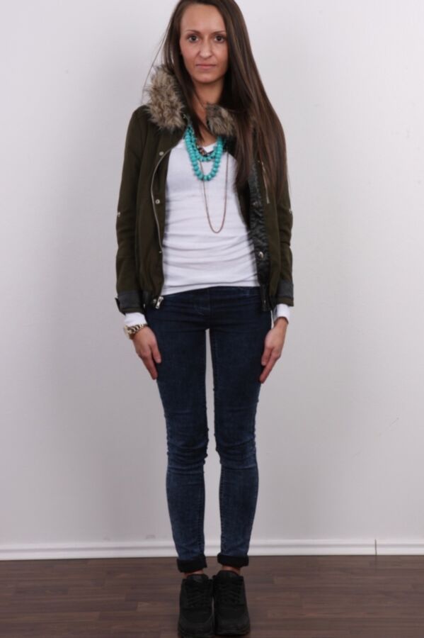 Slim Brunette&;s Fur Burger