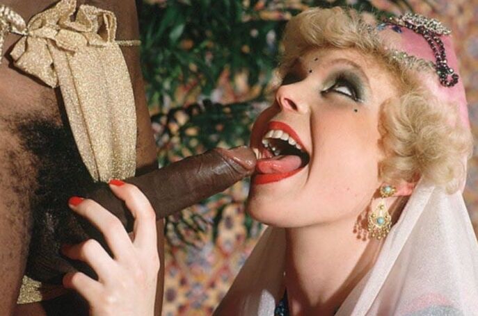 Harem fun with two naughty Blondes