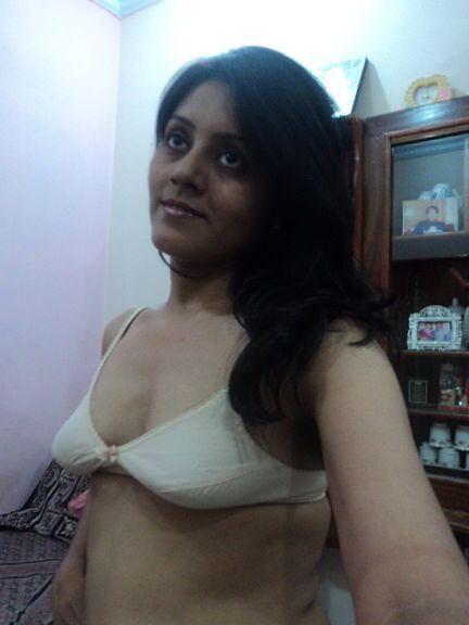 Desi Pakistan wife Aarthi pics shared with ex-bf