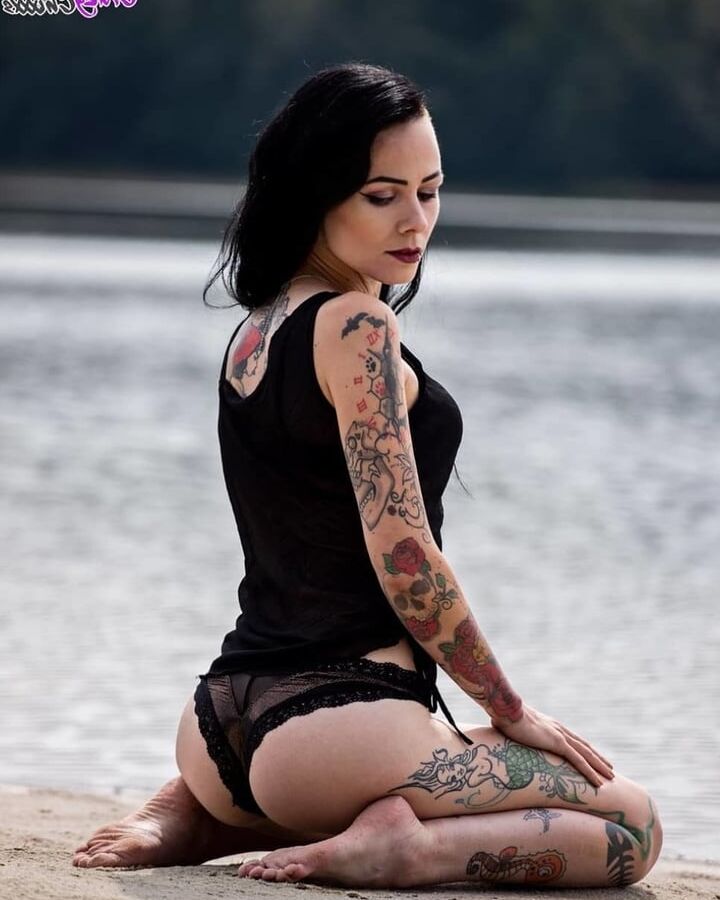 Hot tattooed babe