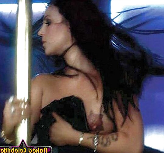 A s a A k i r a topless in metro