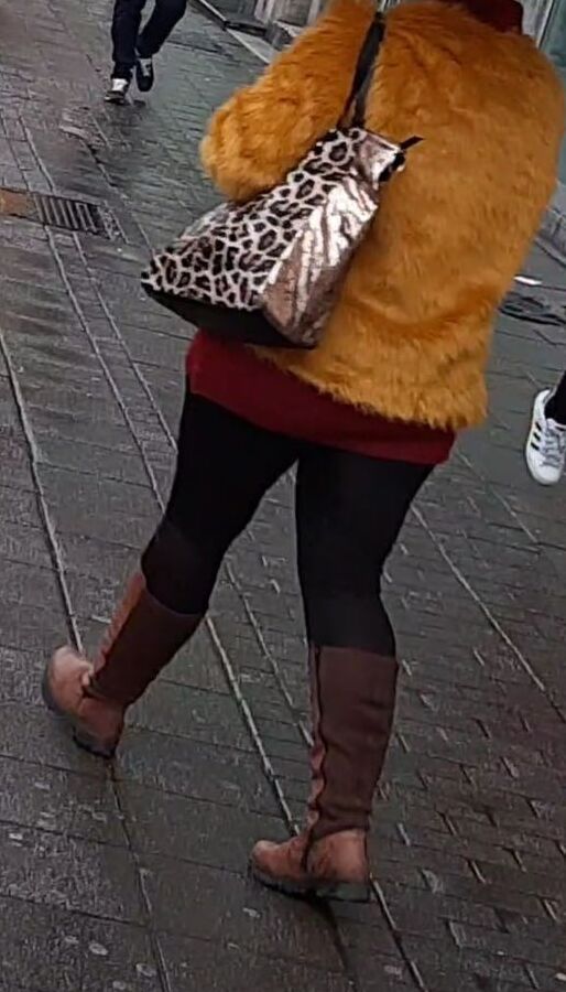 Big butt in boots and leggings