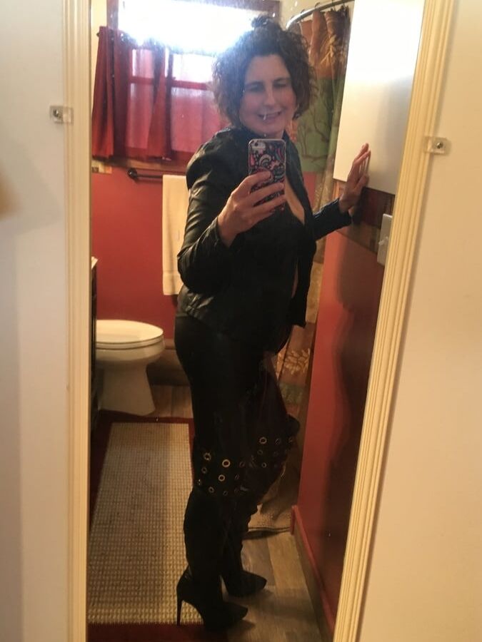 MILF IN LEATHER SELFIES