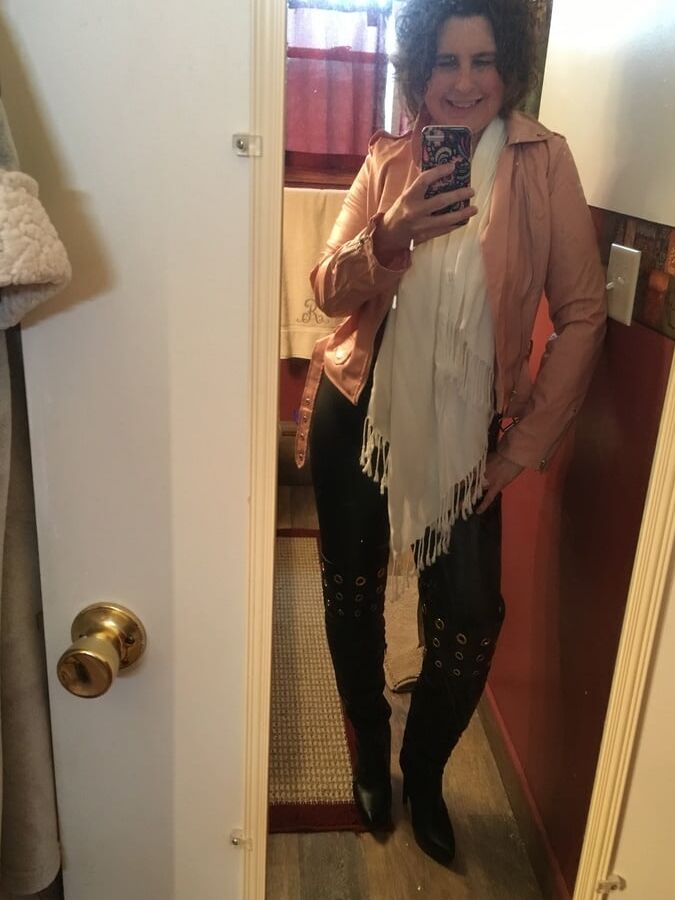 MILF IN LEATHER SELFIES
