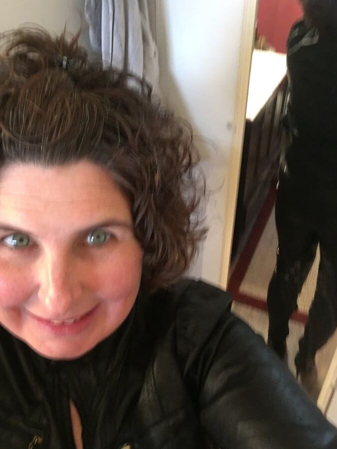 MILF IN LEATHER SELFIES